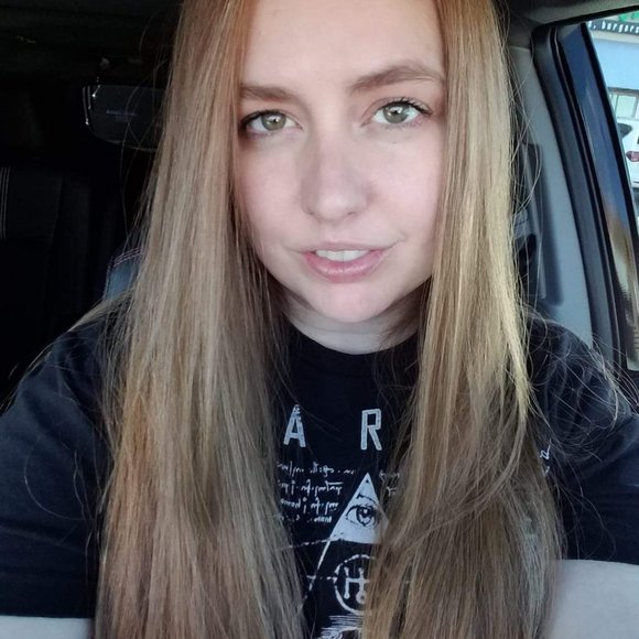 Meet your Posher, Kari - Picture 1 of 5